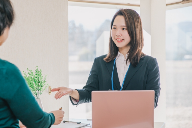 寄り添うスタッフ